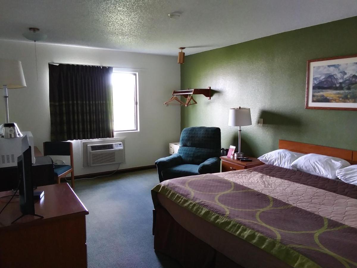 Amerihost Inn & Suites Kingdom City Exterior foto